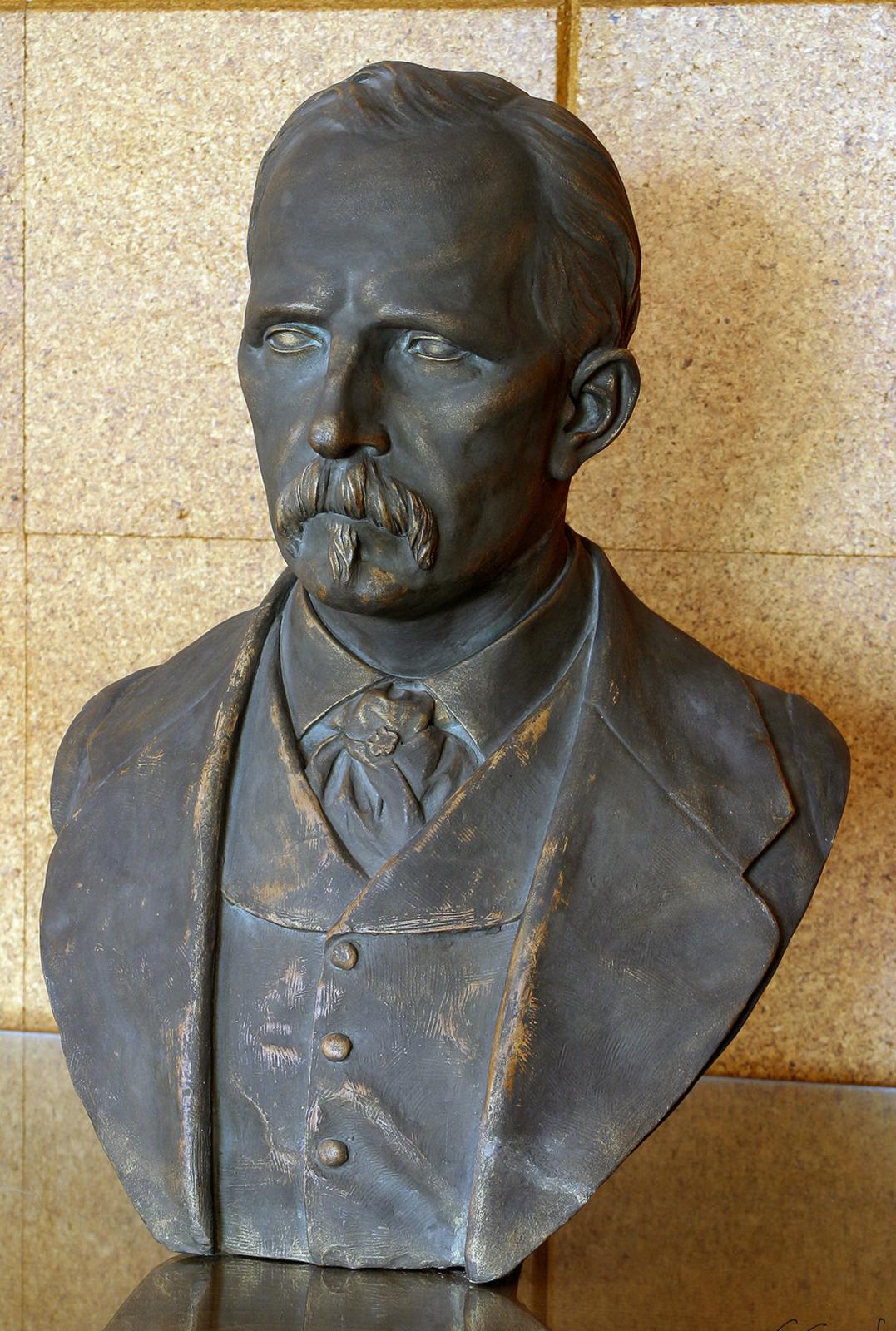 Busto de Benito Amado Salazar