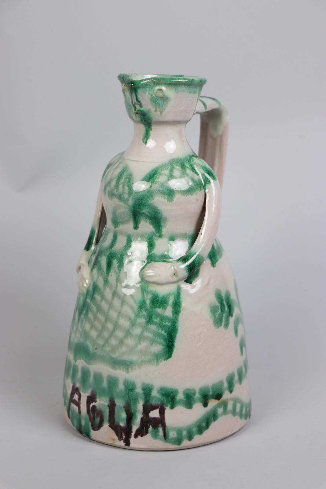 Jarra con forma femenina