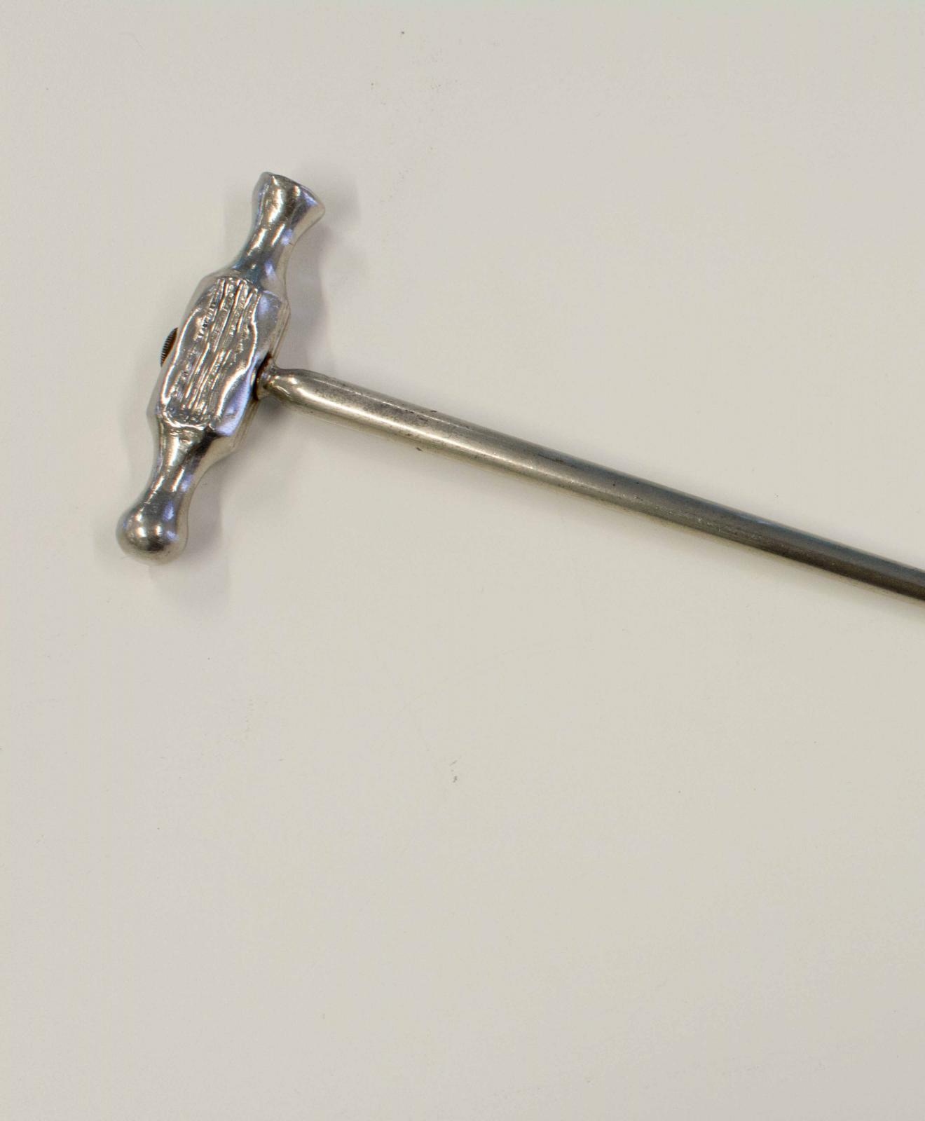 Martillo metálico con mango finalizado en forma de gancho