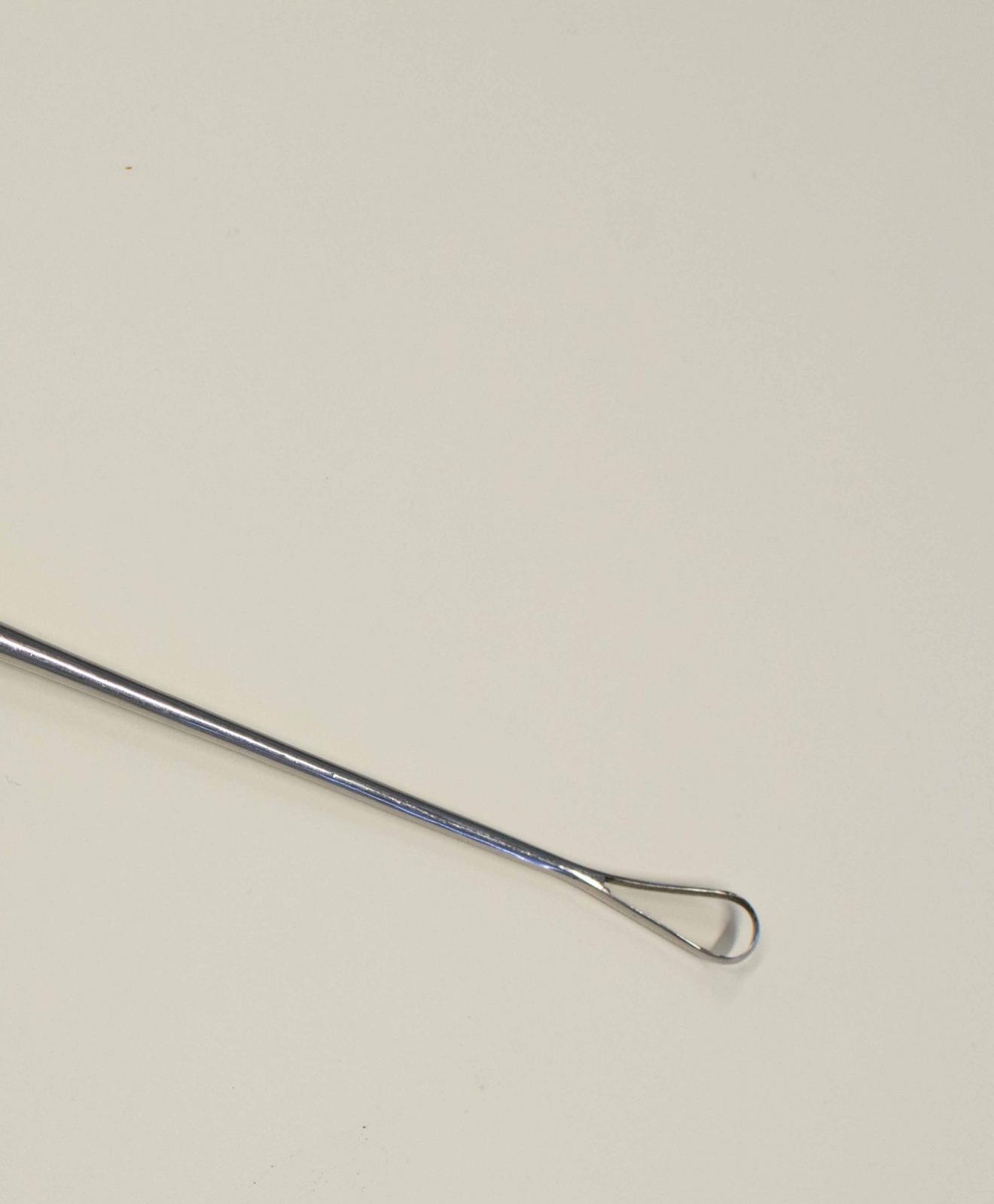 Instrumento metálico con forma de cuchara hueca