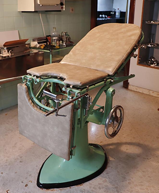 Sillón ginecológico de la consulta del Dr. Herrera Ventura