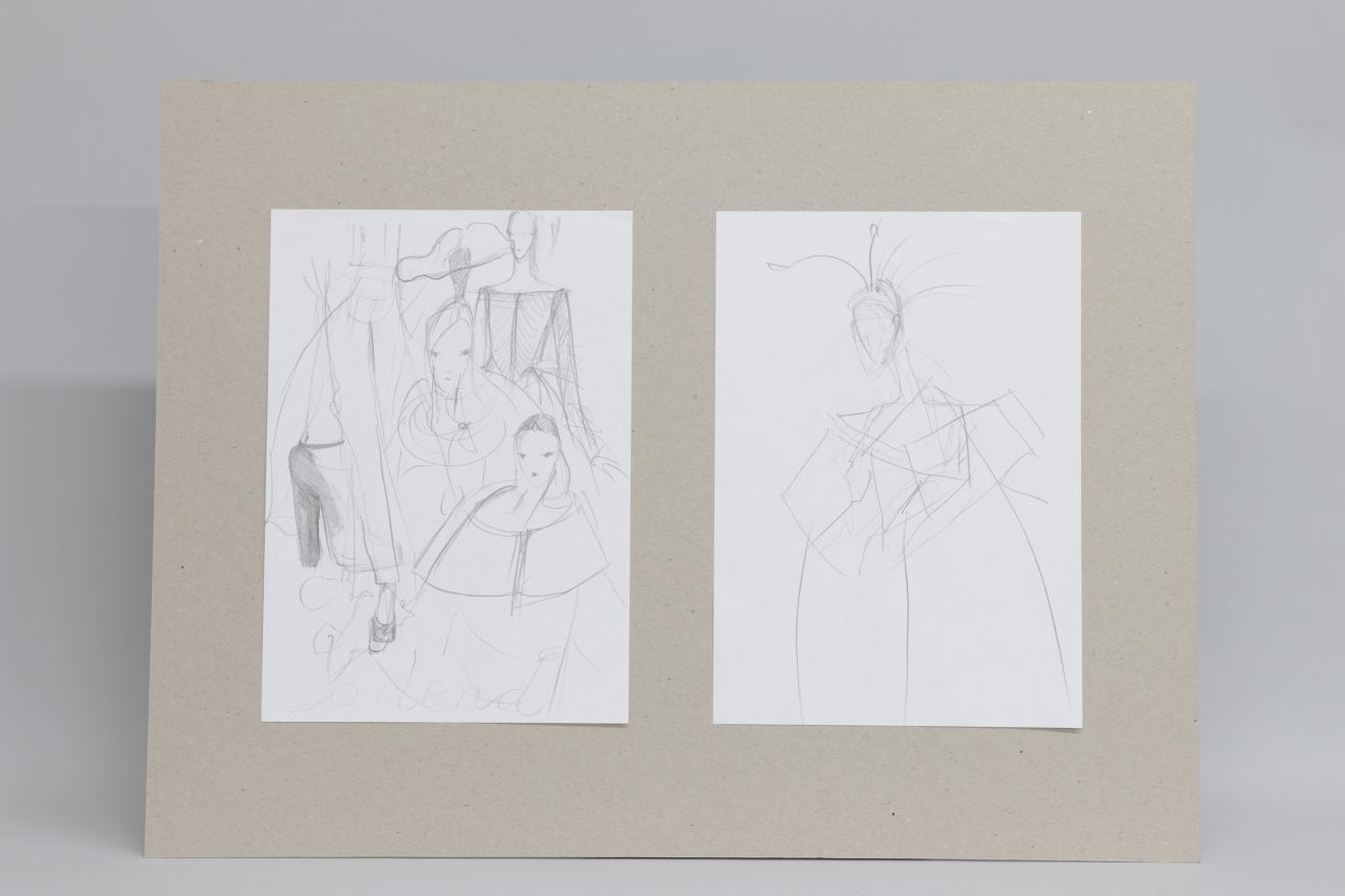 Cartón 7. Serie bocetos dobles. Representación de conjunto de figurines en el primer dibujo y un boceto muy esquemático de figurín en el segundo