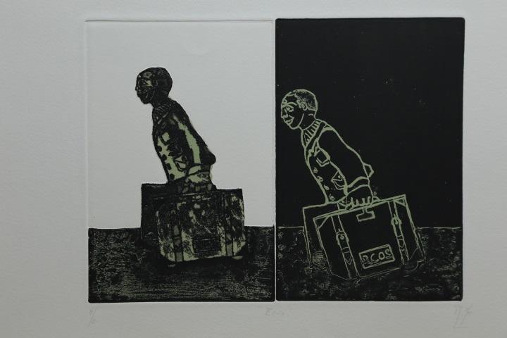 Estampa grabada sobre papel blanco rectangular en posición horizontal. Divide la estampa en dos secciones simétricas y en ambas representa a un personaje masculino cargando maletas en ambas manos, uno sobre fondo blanco y otro sobre fondo negro