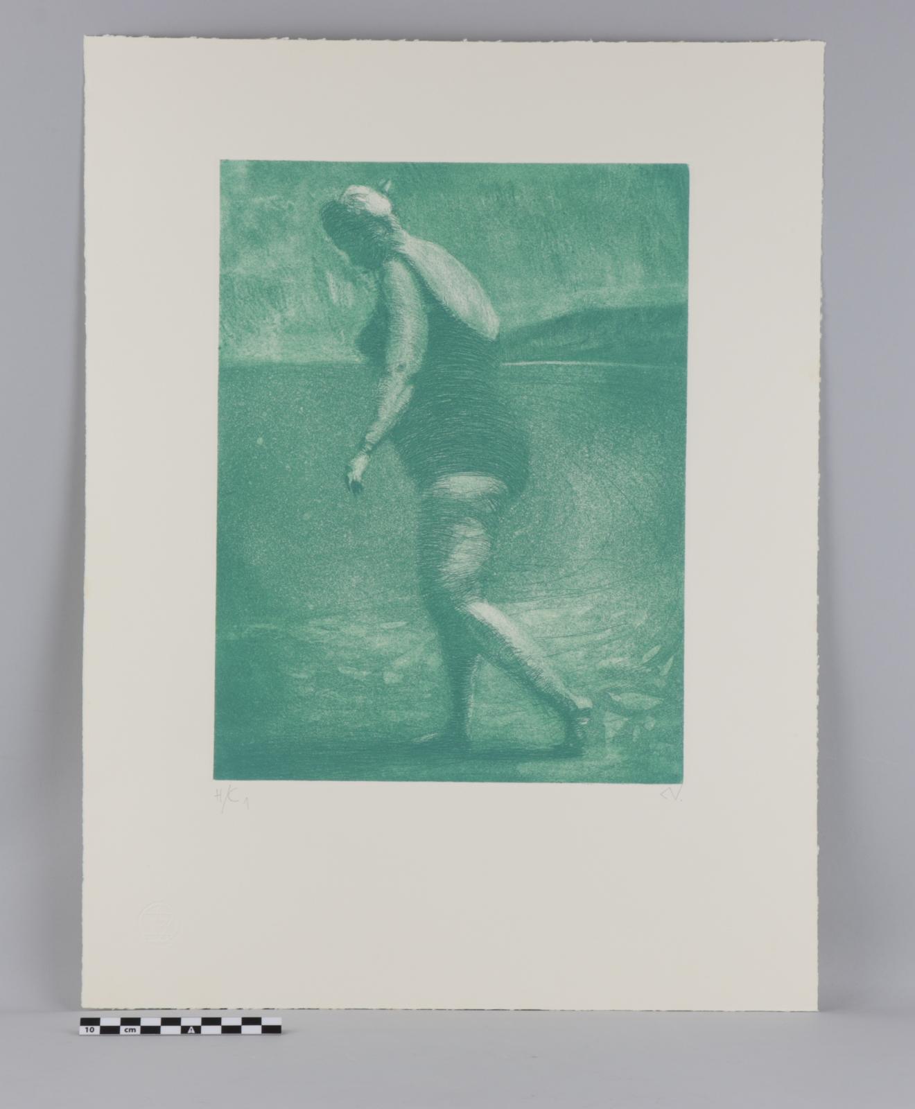 Estampa en tonos verdes, grabada sobre papel rectangular vertical blanco. Representa a una mujer en bañador caminando en un paisaje desértico de playa