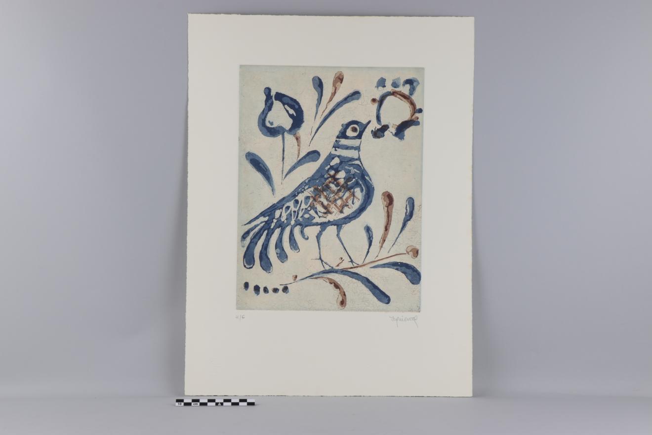 Grabado sobre papel blanco en formato horizontal vertical. Representa, en tonos azules y marrones, un pájaro típico de la cerámica granadina 