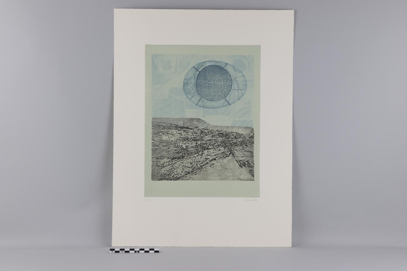 Grabado sobre papel blanco en formato rectangular vertical. Representa un paisaje simbolista en tonos marrones y azules