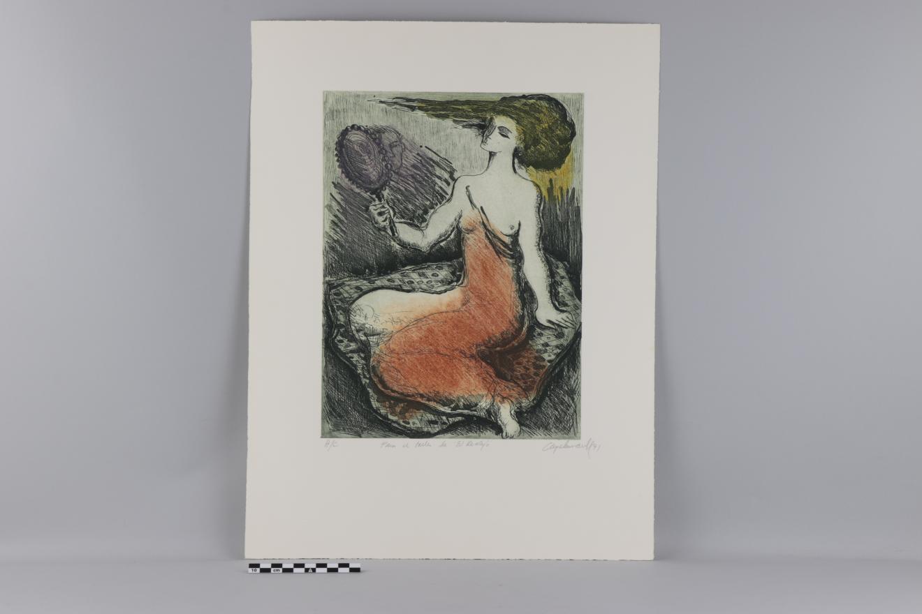 Grabado sobre papel blanco en formato rectangular vertical. Representa a una mujer sentada sobre una pieza textil. Sostiene un espejo en la mano derecha.