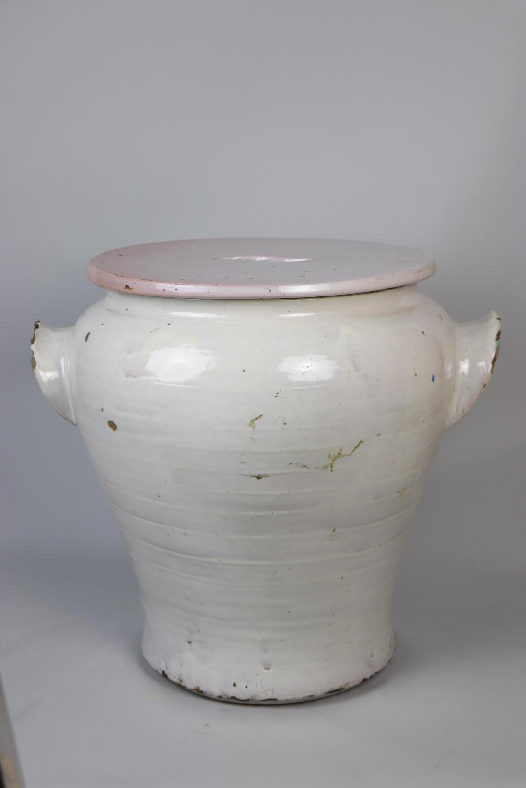 Orza esmaltada en blanco con tapadera plana y asas de herradura