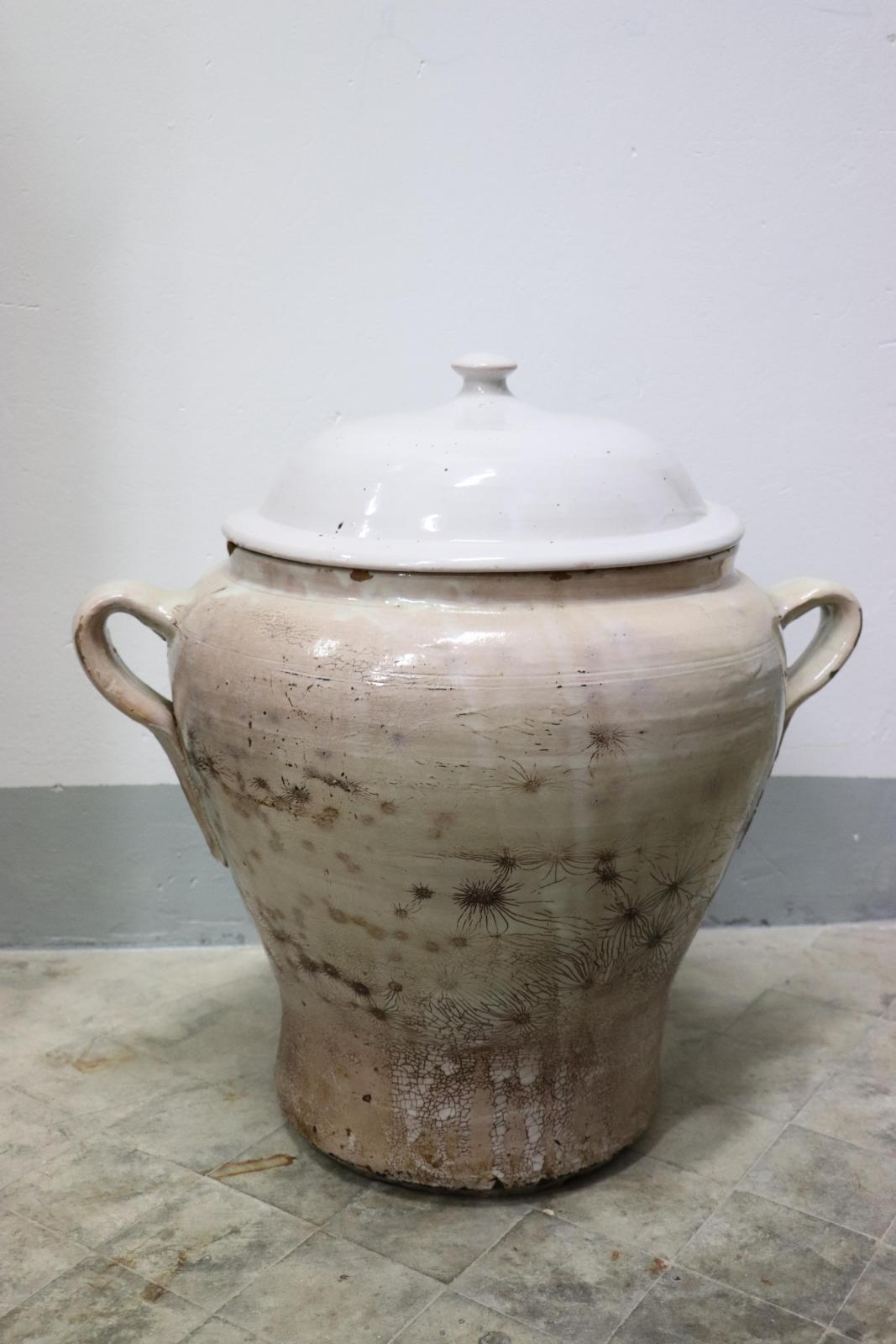 Orza de cerámica esmaltada en blanco, con asas de oreja y tapadera.