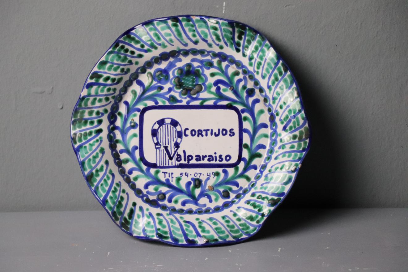 Cenicero de cerámica granadina con decoración verde y azul sobre fondo blanco
