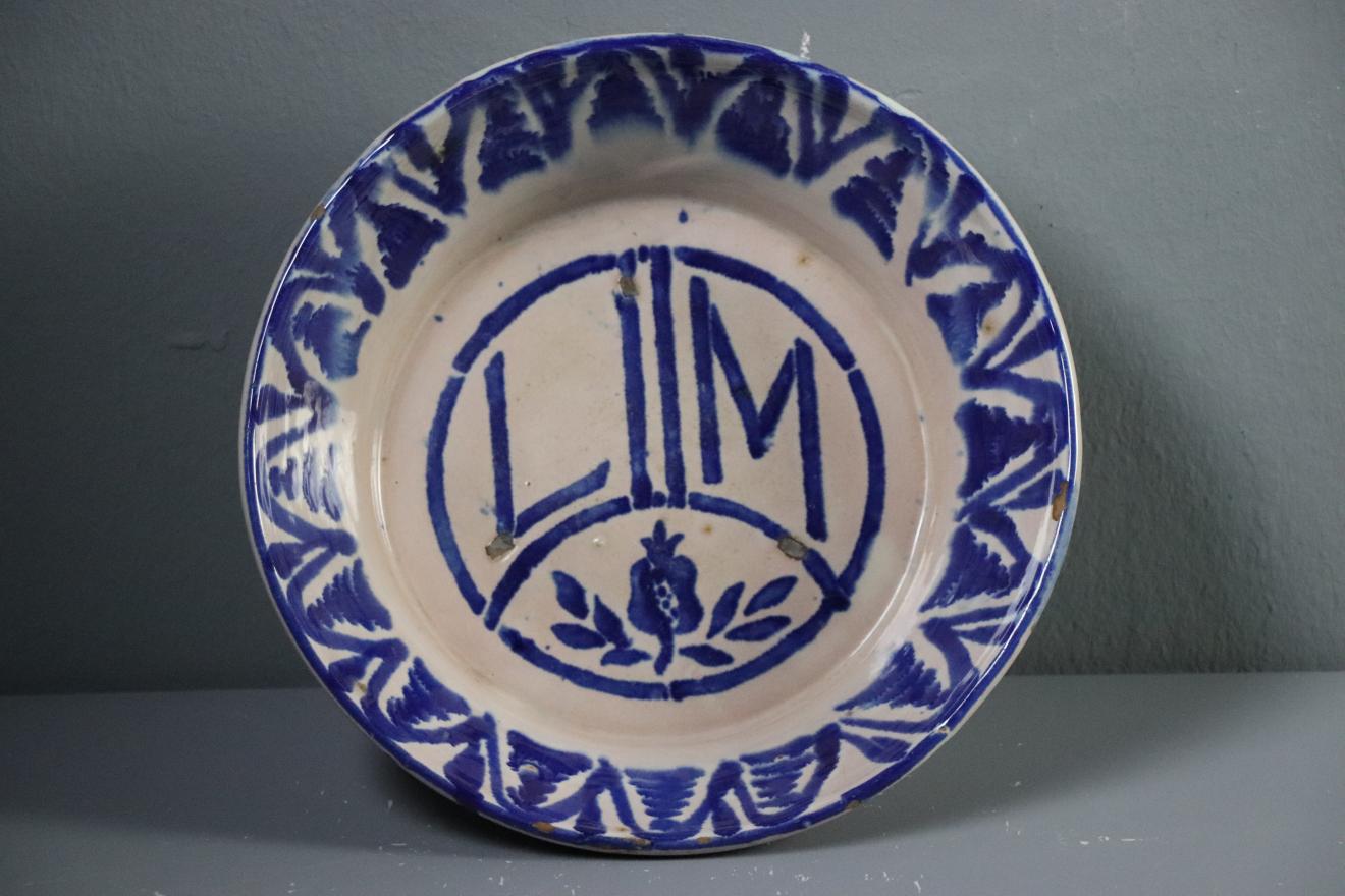 Fuente semillana de cerámica granadina esmaltada en blanco y azul