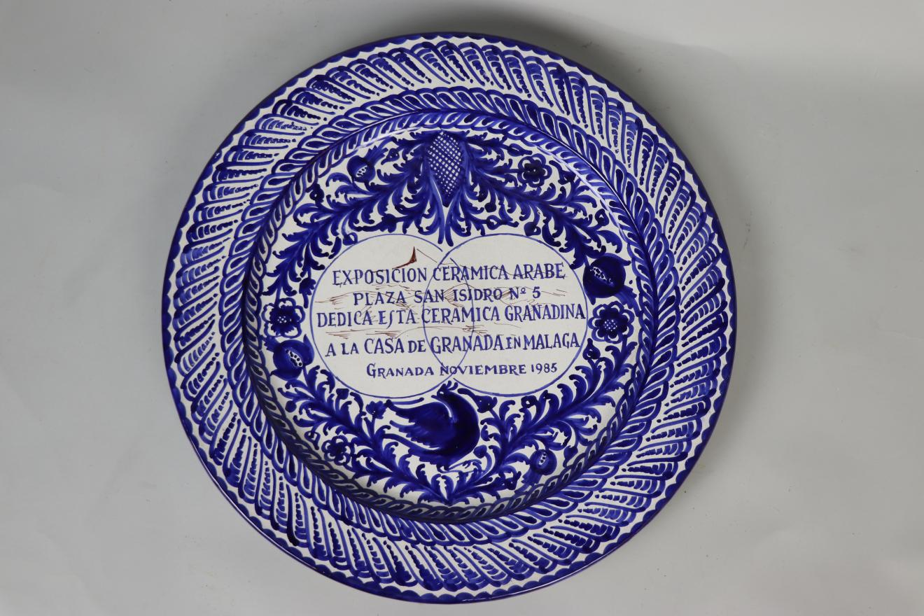 Plato de cerámica granadina con esmaltado azul sobre blanco