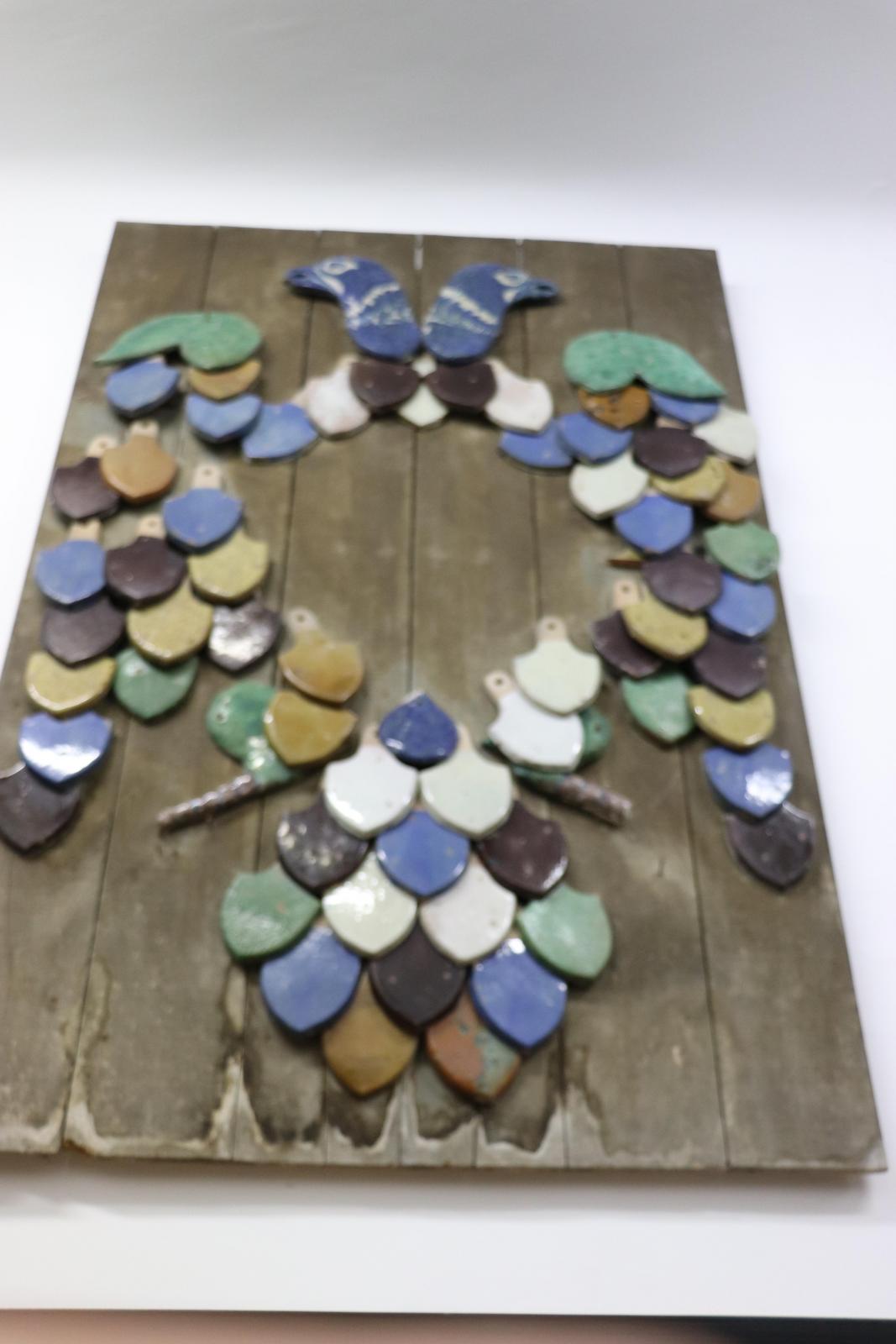 Paño en relieve. Representa un águila bicéfala a partir de superposición de piezas de cerámica esmaltada en diferentes colores
