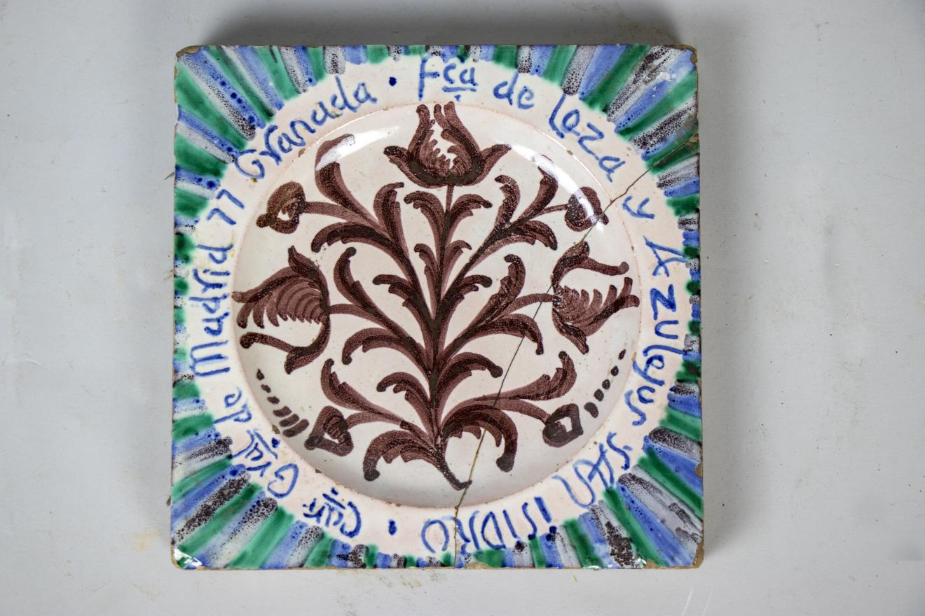 Cenicero de cerámica granadina con decoración azul, verde y marrón