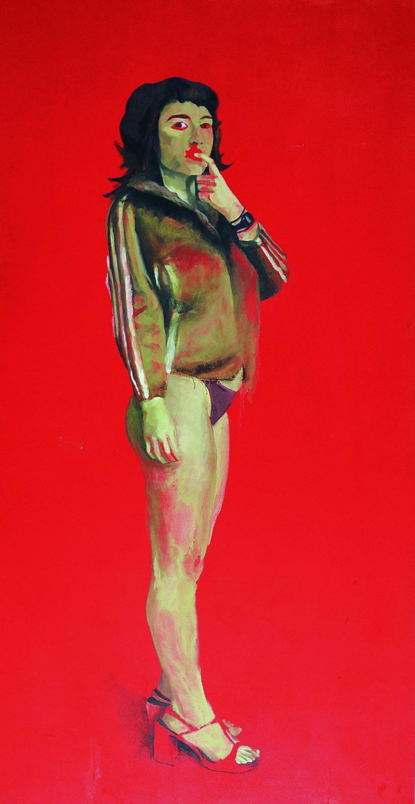 María. Sobre fondo rojo brillante, retrato de mujer joven, de cuerpo entero y medio perfil. Viste sandalias rojas de tacón ancho, braga granate y sudadera cerrada en el centro con cremallera y líneas blancas en el lateral del brazo. Se lleva a la boca el dedo índice de la mano izquierda. Destacan en el rostro los labios rojos, la mirada directa al espectador y el cabello negro que cae sobre los hombros.