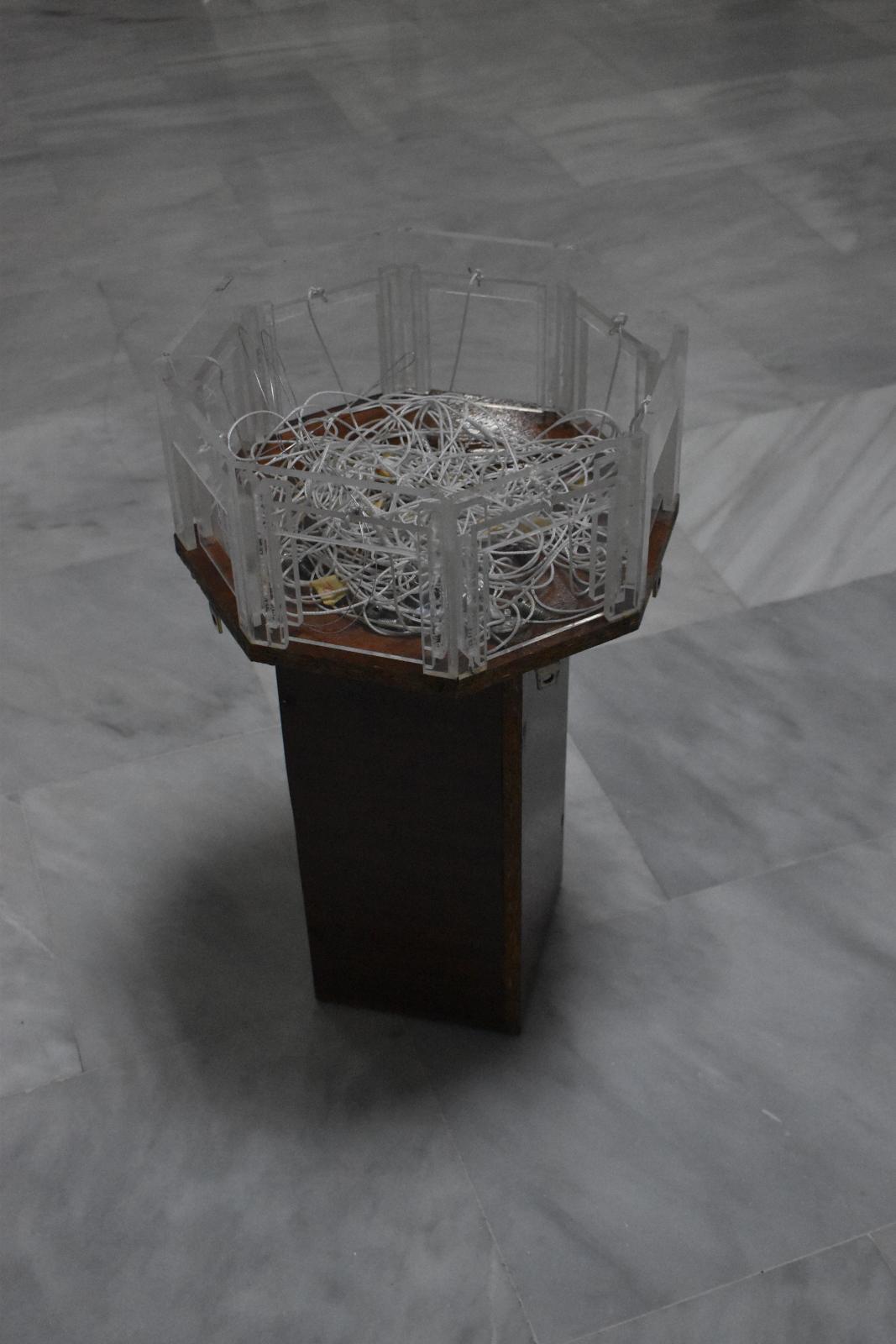 imagen de un laberinto radial de madera y metacrilato