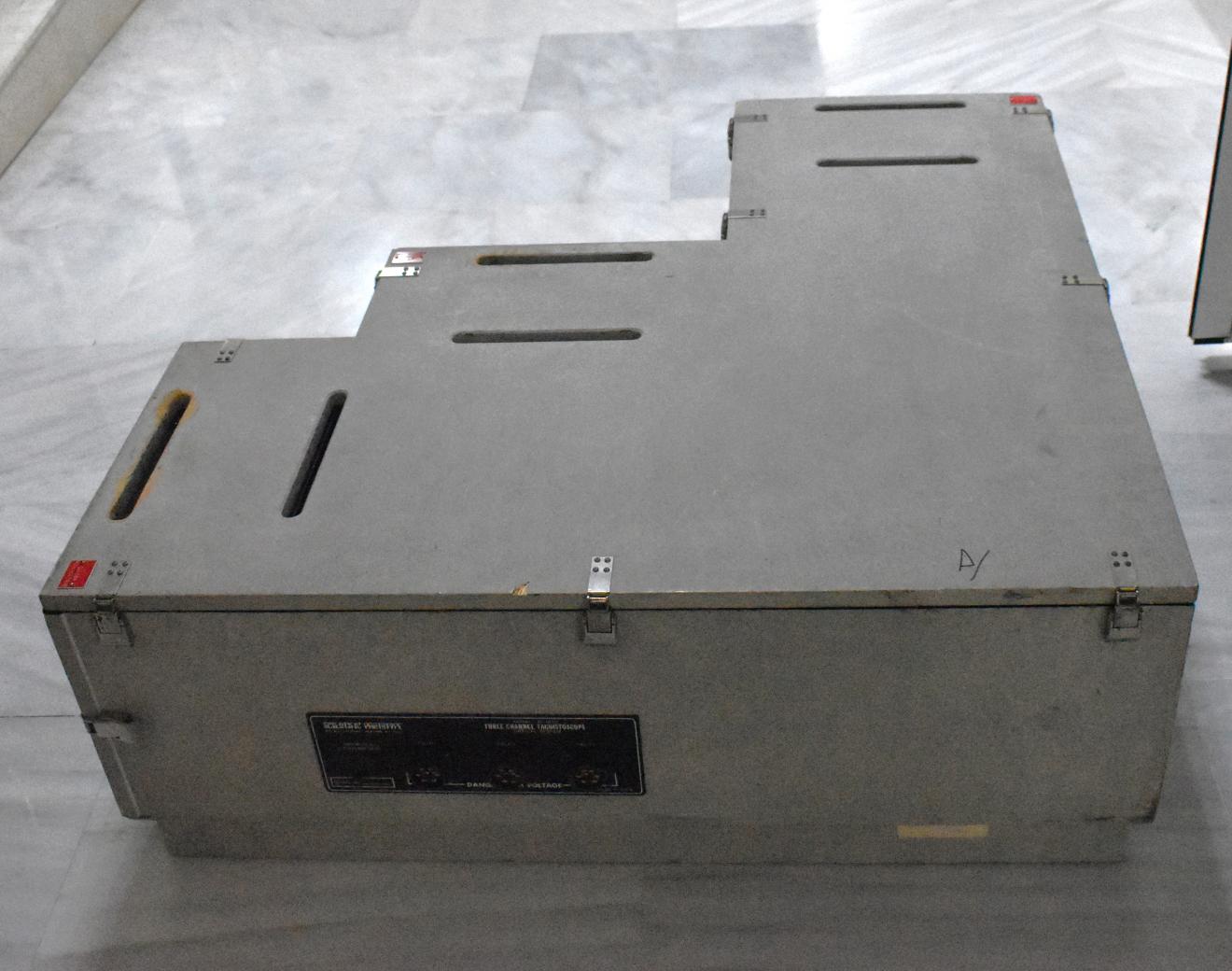 Imagen de un taquistoscopio de tres canales.