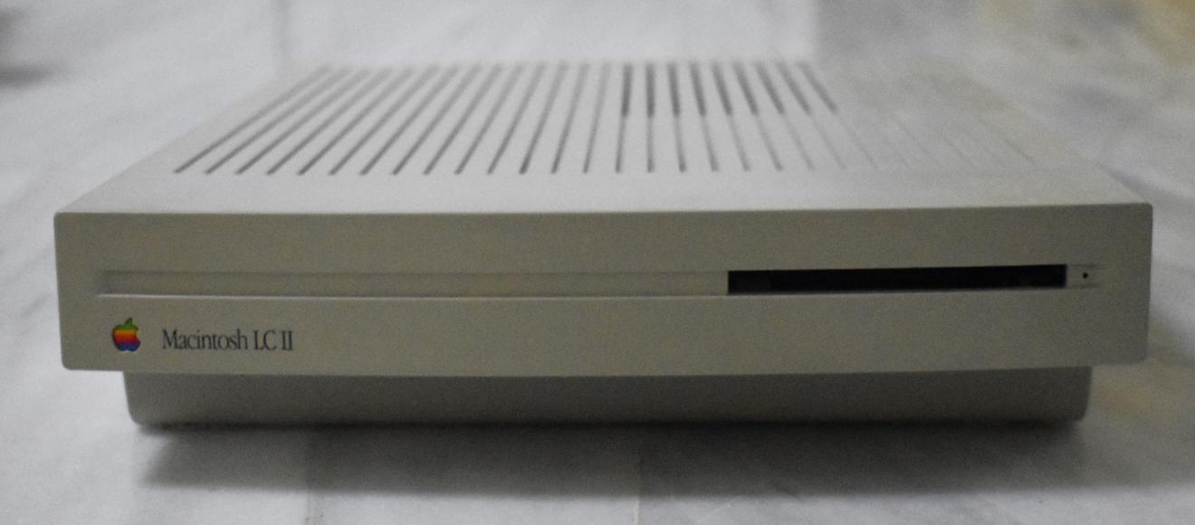 Imagen frontal de un ordenador macintosh color gris