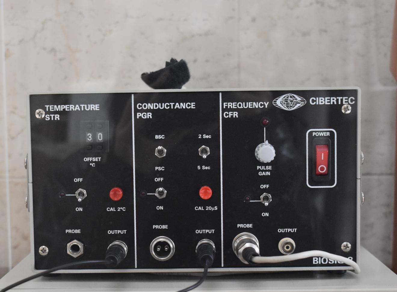 Imagen frontal del sistema de registro fisiológico, una máquina rectangular con tres columnas de interruptores y puertos