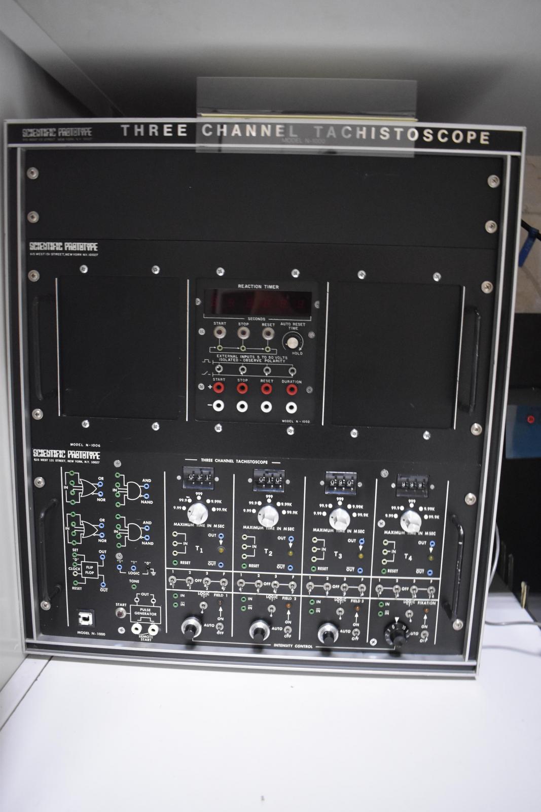 Imagen de un taquistoscopio de tres canales.