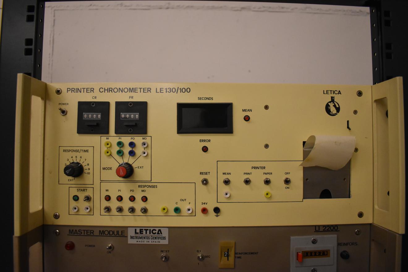 imagen frontal de la impresora cronómetro, una máquina rectangular que dispensa cinta de papel