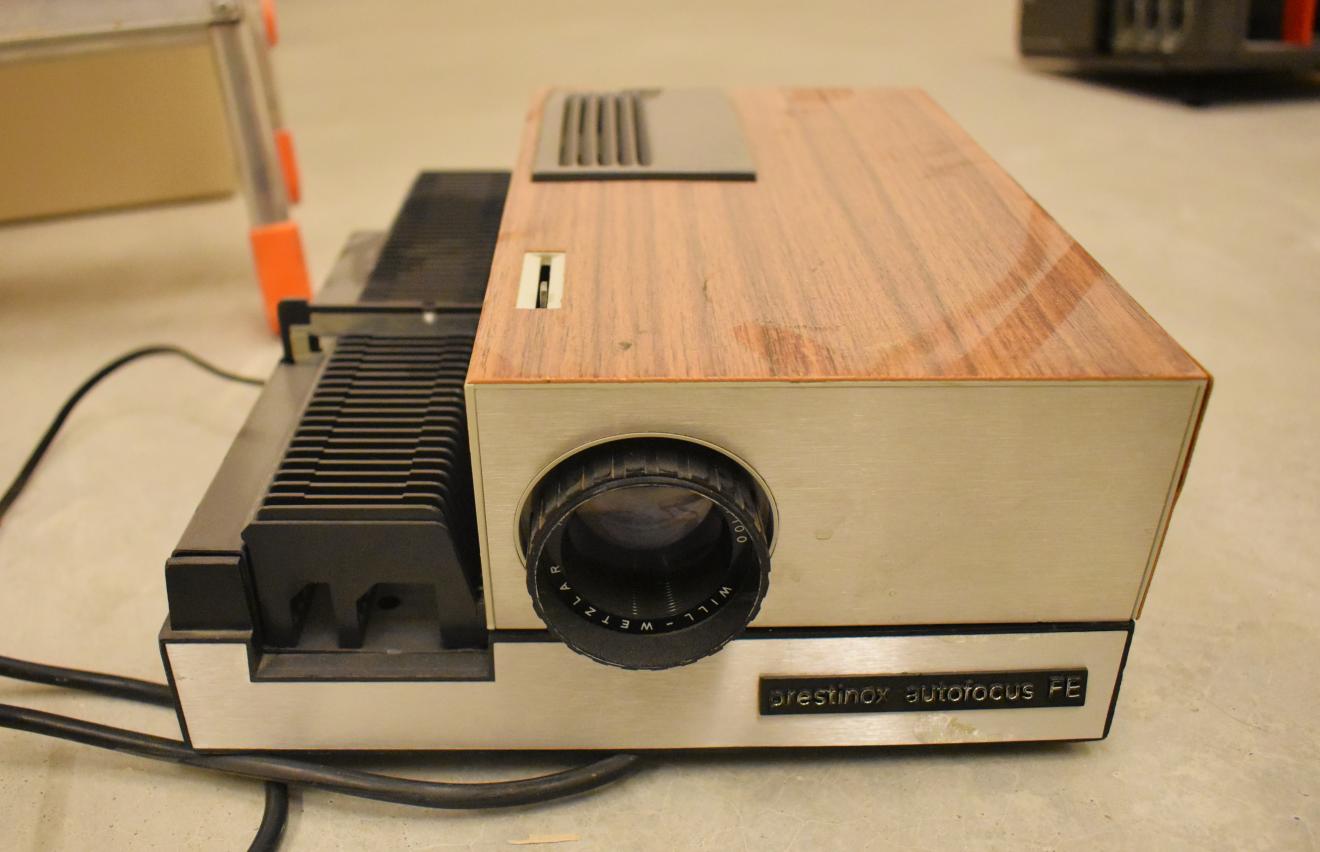 imagen frontal de un proyector de diapositivas