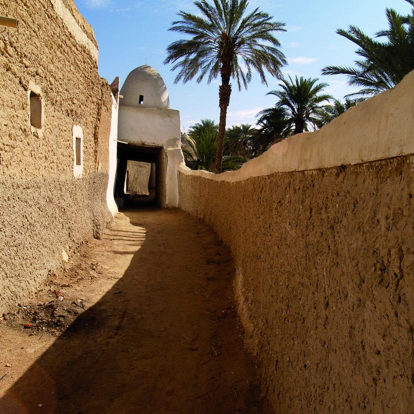 Fotografía de formato cuadrado. Detalle de calle estrecha, 