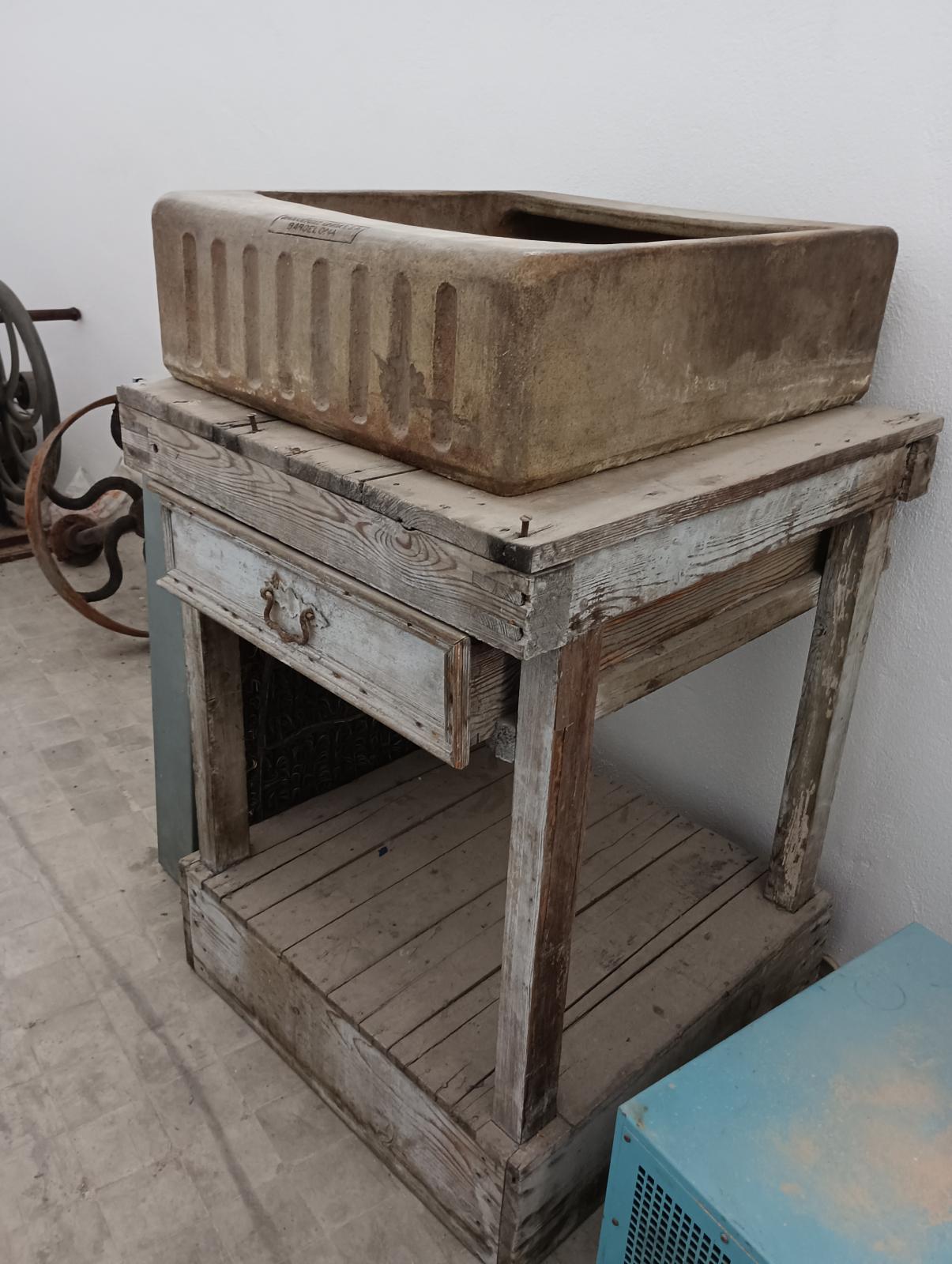 Mesa de madera con cajón