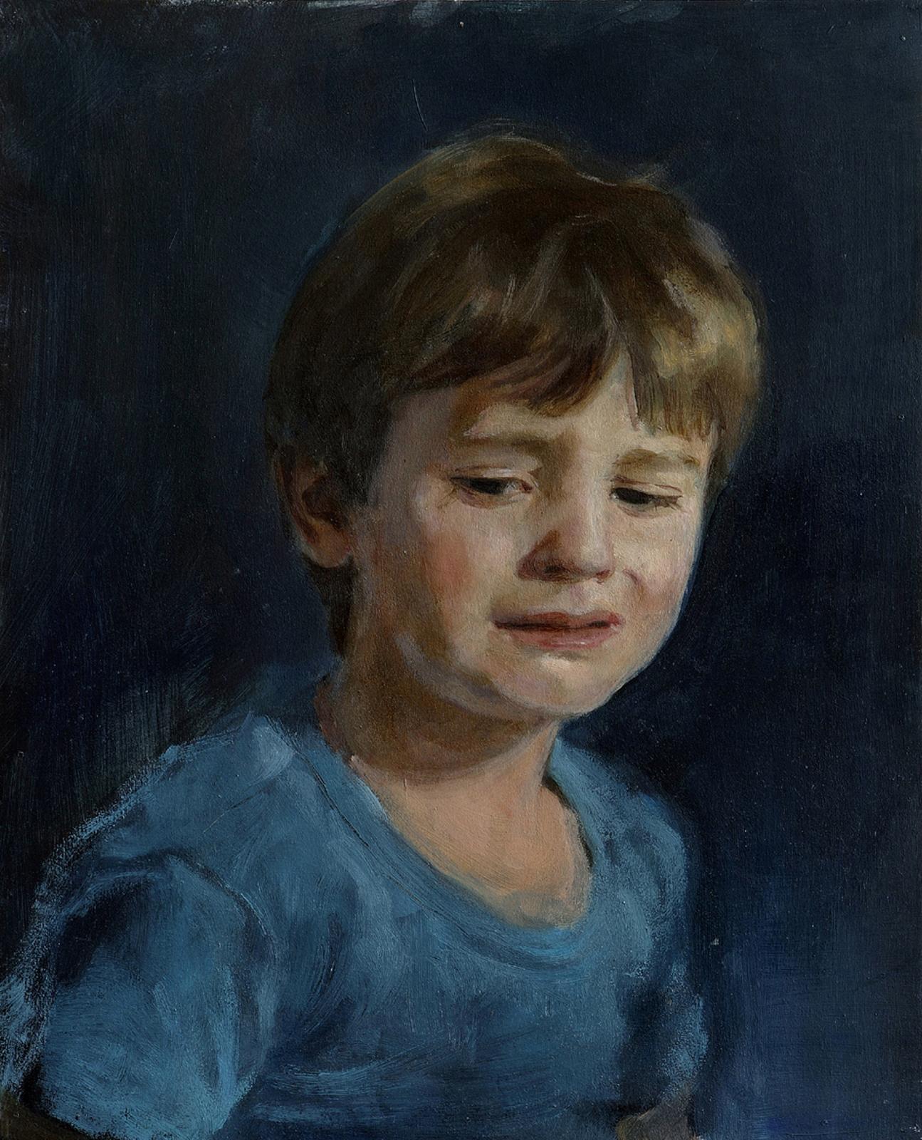 Retrato de niño con camiseta azul sobre fondo azul