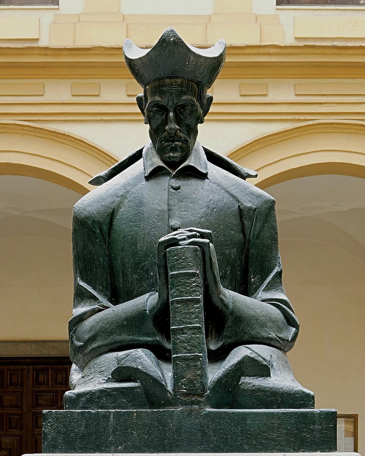 Escultura policromada en verde. Busto del Padre Suárez
