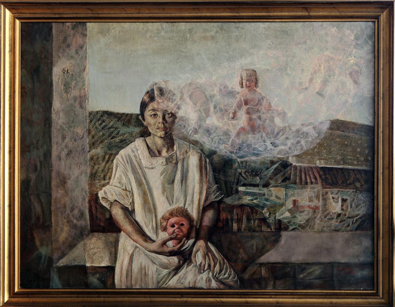 Pintura en formato rectangular horizontal. Muchacha sentada en el alféizar de una ventana. Lleva en las manos una cabeza de muñeca y una nebulosa con la imagen de lo que puede ser una muñeca completa aparece junto a su cabeza. De fondo, un paisaje rural