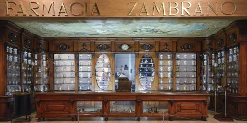 Vista general del mostrador en la Farmacia Zambrano