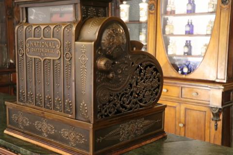 Detalle de la trasera y el lateral izquierdo de la caja registradora.