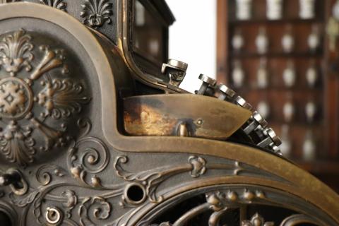 Detalle del lateral izquierdo de la caja registradora.