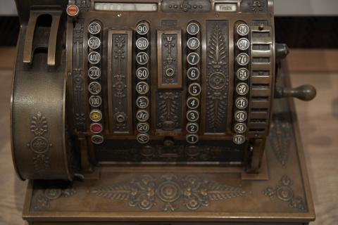 Detalle del frontal de la máquina registradora.