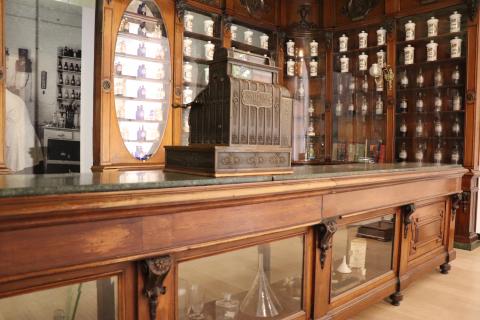 Vista general de la máquina registradora en el mostrador de l Farmacia Zambrano.