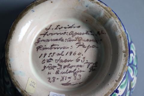 Reverso de la base del frutero. Esmaltada en blanco con texto marrón